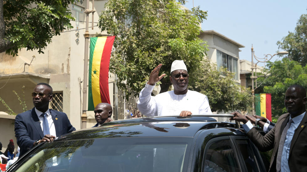 La nouvelle coalition inclut l'APR, parti de l'ancien président Macky Sall, pour former un éventuel bloc électoral. Ici, l'ex-chef de l'État lors de son départ du palais présidentiel, le 2 avril 2024, à Dakar. © Seyllou / AFP