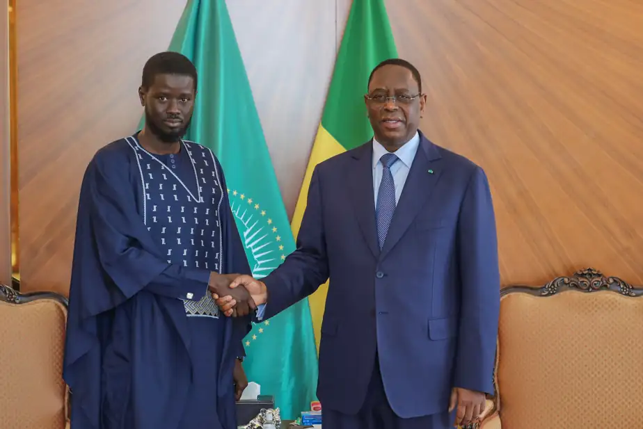 PHOTO FOURNIE PAR LA PRÉSIDENCE SÉNÉGALAISE, VIA AGENCE FRANCE-PRESSE  L’opposant sénégalais Bassirou Diomaye Faye et le président sortant Macky Sall