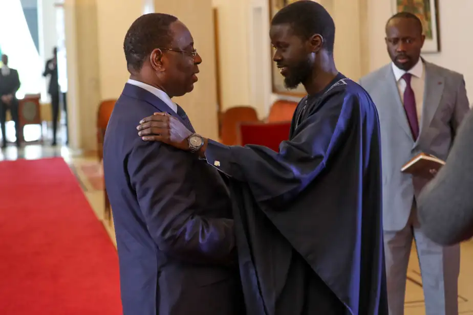 PHOTO FOURNIE À L’AGENCE FRANCE-PRESSE  La présidence sénégalaise a publié jeudi des photos d’un nouveau moment hors du commun dans une séquence qui n’en a pas manqué en deux mois de crise : l’accueil au palais présidentiel de M. Faye par le sortant Macky Sall.