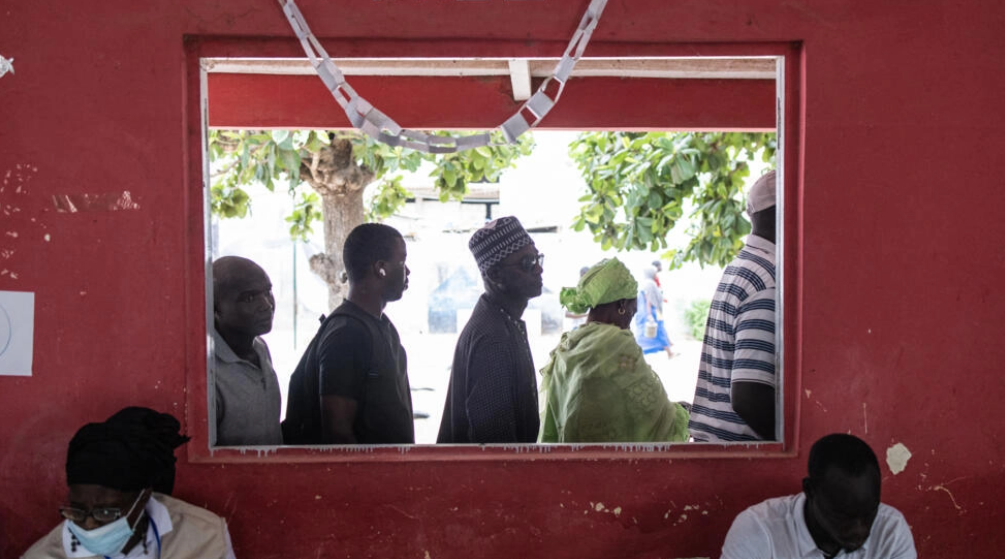 Les gens font la queue devant leur bureau de vote dans le quartier populaire de Ngor à Dakar, le 31 juillet 2022, alors que le vote commence pour les élections législatives sénégalaises. AFP - JOHN WESSELS