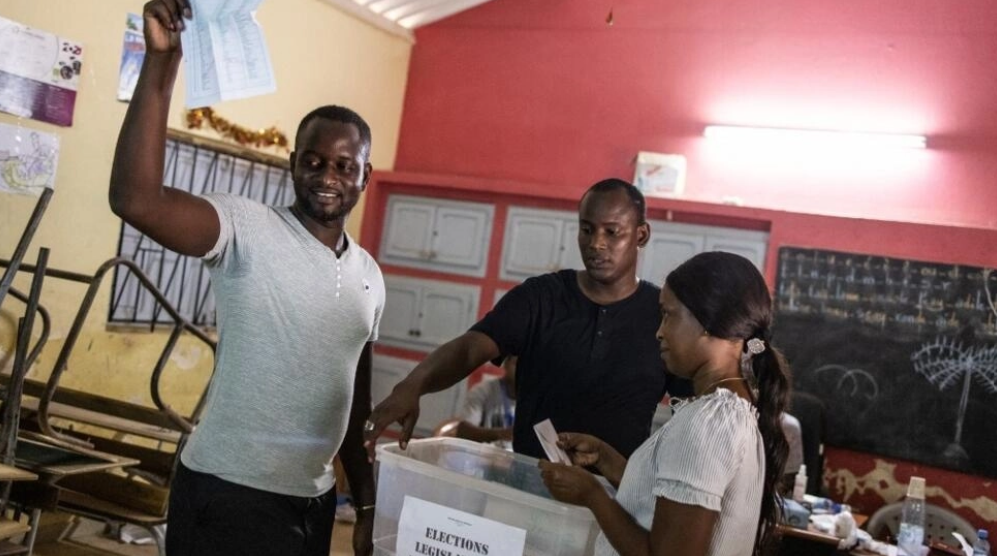 Des agents électoraux sénégalais comptent les voix à la fin du scrutin législatif, dans un bureau de Dakar, le 31 juillet 2022. AFP - JOHN WESSELS